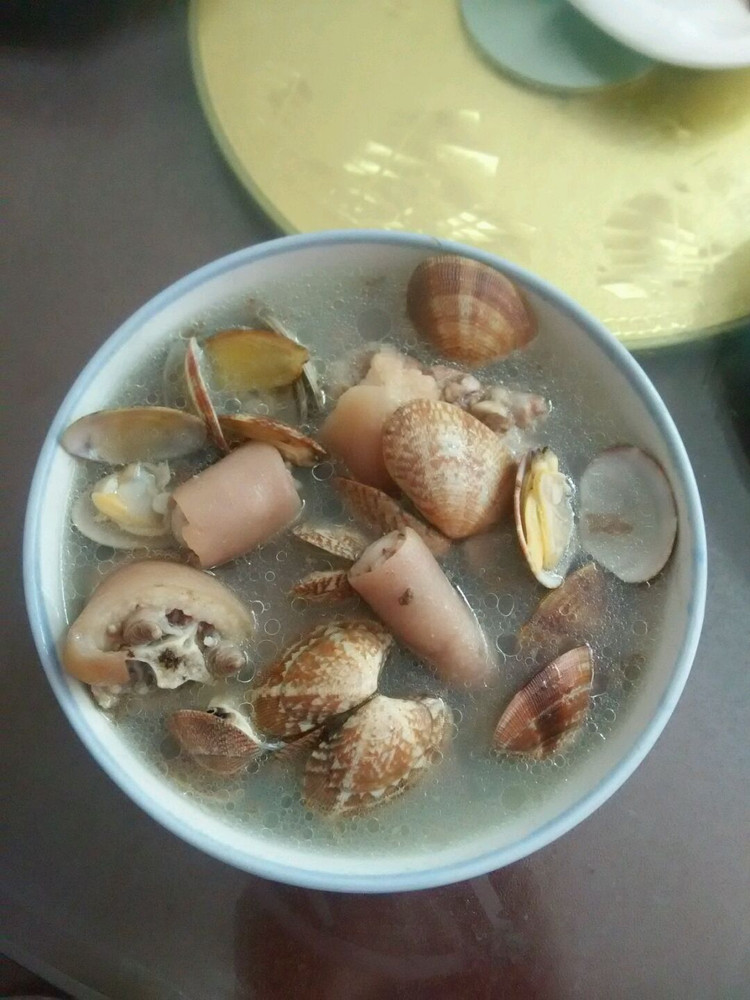 猪尾巴花蛤汤的做法