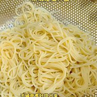 重庆特色｜烧椒皮蛋拌面的做法图解2