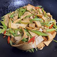 快手家常芹菜炒香干的做法图解7