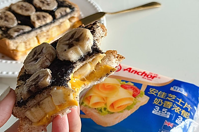5分钟轻断食早餐：黑芝麻酱香蕉芝士吐司