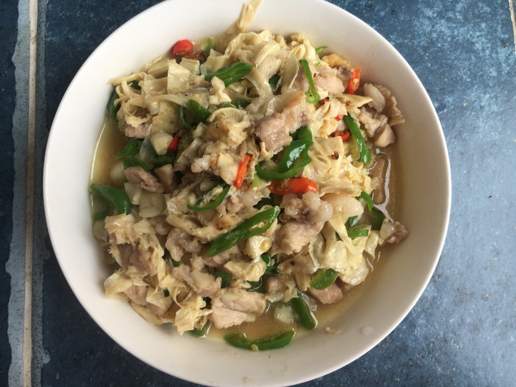 新鲜豆皮炒肉的做法