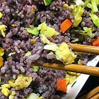 #快手又营养，我家的冬日必备菜品#蔬菜紫米炒饭的做法图解6