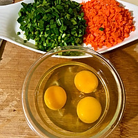 韭菜鸡蛋包（饺子皮版）的做法图解1