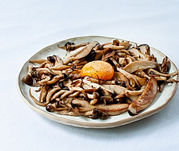 卵黄煎菌菇的做法