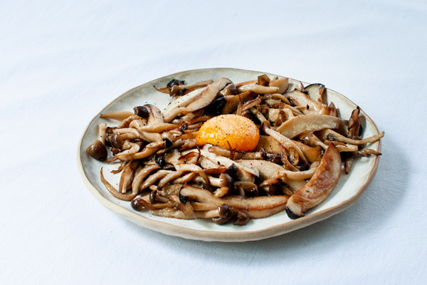 卵黄煎菌菇的做法