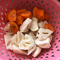 莲藕红萝卜骨头汤的做法图解1