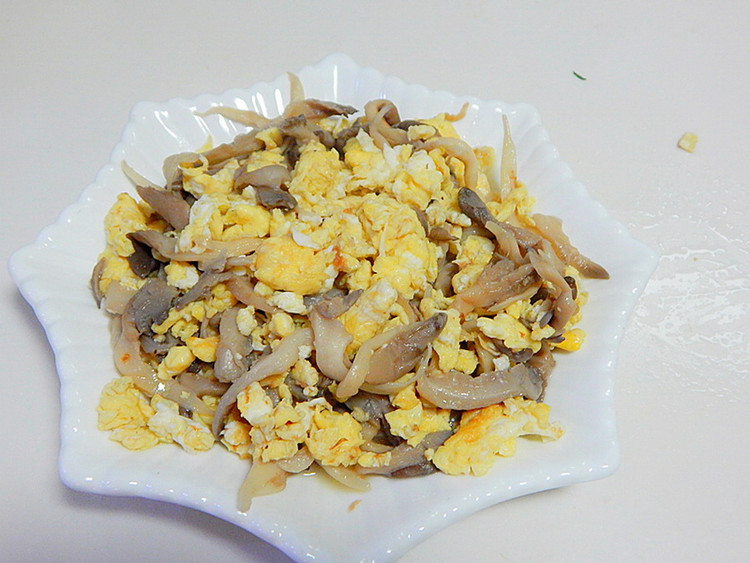 平菇炒鸡蛋的做法