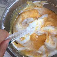 胡萝卜牛奶戚风蛋糕胚的做法图解7