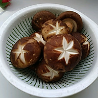 菌菇肥牛火锅#浓汤宝火锅英雄争霸赛#的做法图解1