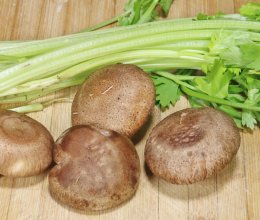 芹菜里加一把蘑菇，这样做太香了，入味下饭又解馋，比肉还好吃！的做法