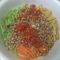 芹菜花生米拌腐竹的做法图解11