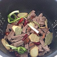 用电饭锅做的简单易学又美味的牛肉干的做法图解1