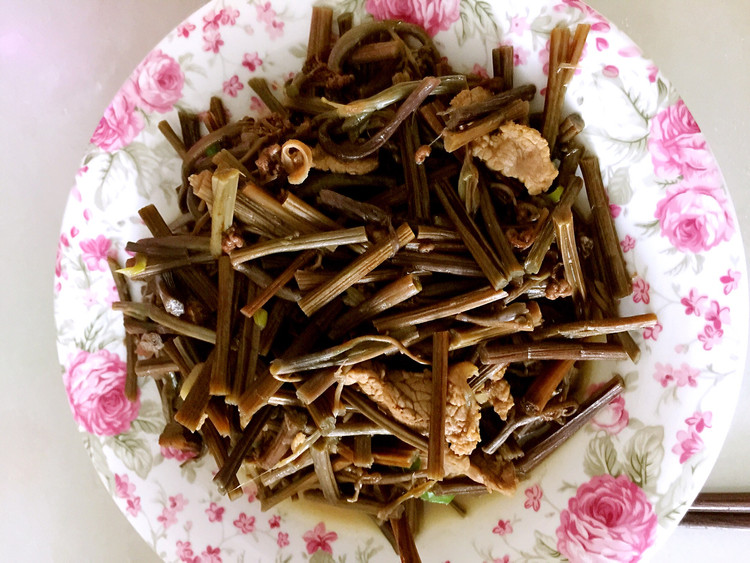 猪肉炖蕨菜的做法
