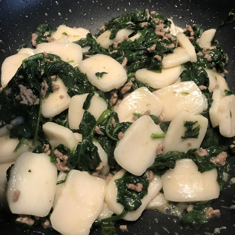菠菜肉丝炒年糕的做法