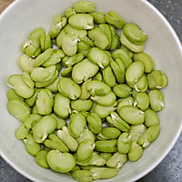 蚕豆火腿焖饭的做法图解1