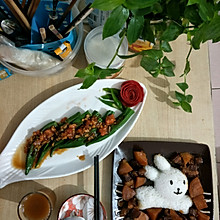 儿童白灼秋葵白兔米饭团配红烧肉