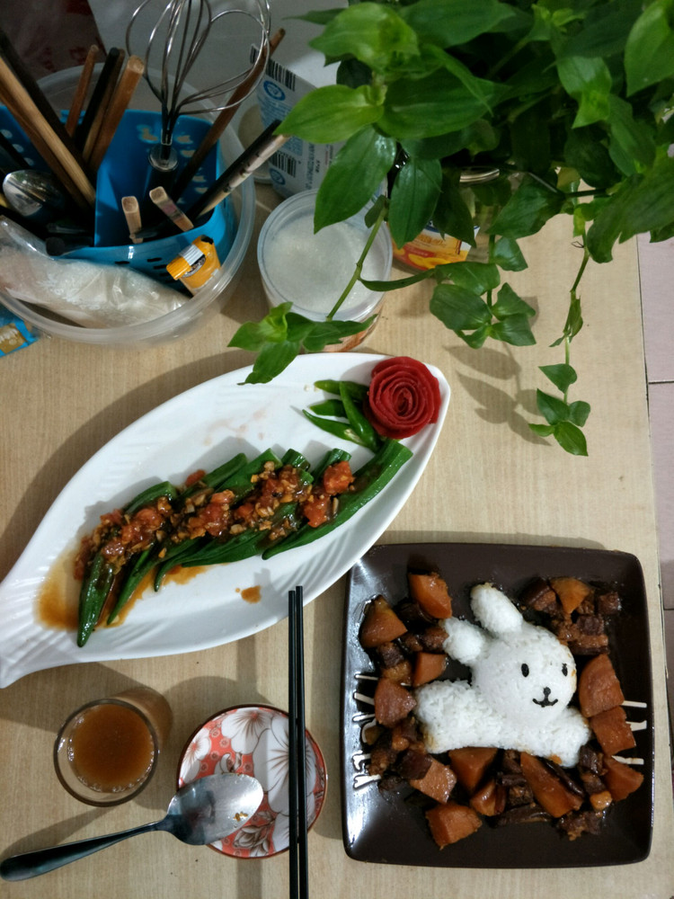 儿童白灼秋葵白兔米饭团配红烧肉的做法