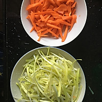 韭黄炒胡萝卜的做法图解1