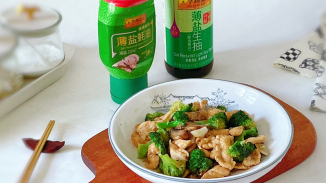 #李锦记X豆果 夏日轻食美味榜#西兰花口蘑鸡胸肉的做法