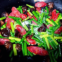 #味达美名厨福气汁，新春添口福#蒜苔木耳炒腊肠的做法图解8