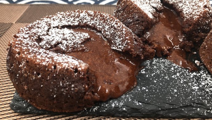 巧克力熔岩蛋糕，叉一小块蛋糕，沾着流动的巧克力酱，一口销魂。