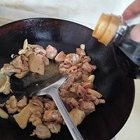 香菇炒鸡肉的做法图解4