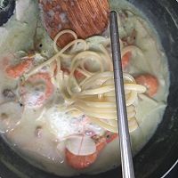 青瓜芝士鲜虾鸡腿菇意面的做法图解10