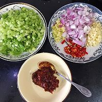 鲜嫩去腥有妙招，芹菜炒牛肉香辣又下饭的做法图解3