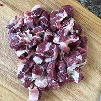 土豆炖牛腩的做法图解1