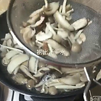 三种调料做出鲜美无比的［蚝油炒菌菇］的做法图解4