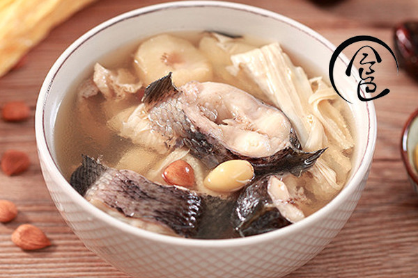 「回家菜谱」——白果南杏生鱼汤的做法
