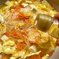 胡萝卜鸡蛋豆腐粉丝汤的做法图解11