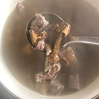 秘制松茸猪肚排骨汤的做法图解8
