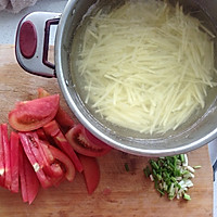减脂食谱-西红柿炒土豆丝的做法图解1