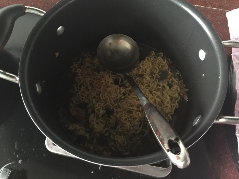辣味腊肠煮酸辣菜面条汤的做法图解3