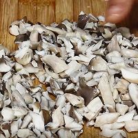 蘑菇不要炒着吃了，试试这种新做法，营养又解馋，比大鱼大肉还香的做法图解4