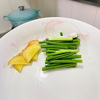 干煎金鲳鱼的做法图解1