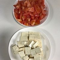 西红柿炖豆腐的做法图解1