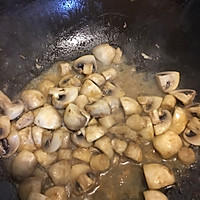 蘑菇炒鸡胸肉的做法图解4