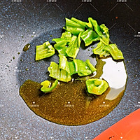 火腿虾糕炒青椒的做法图解3