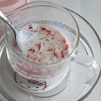 自制健康美味的草莓牛奶果冻的做法图解7