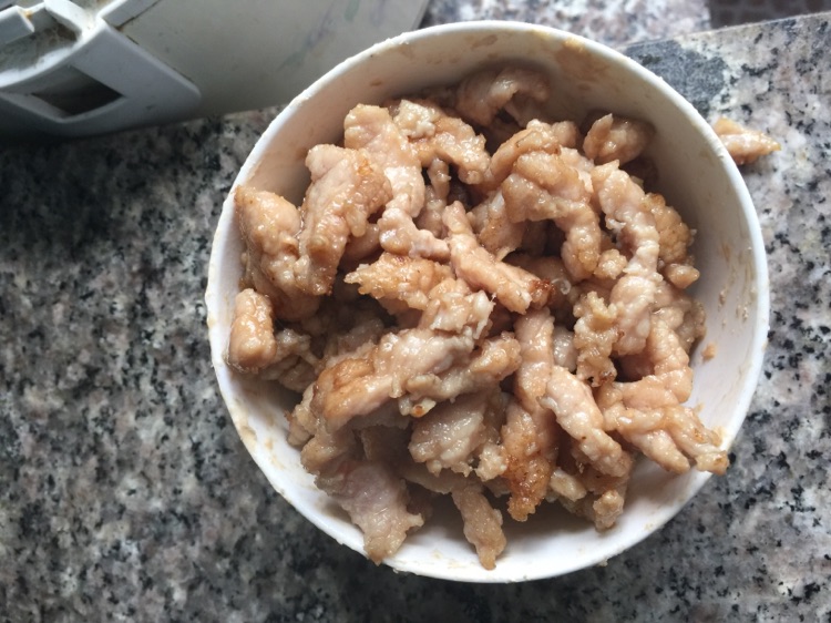 胡萝卜炒肉的做法图解2