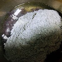 #秋天怎么吃#烫面黑米蒸蛋糕的做法图解4