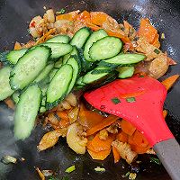 胡萝卜木耳黄瓜炒肉-健康营养家常菜的做法图解10