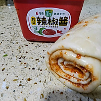 #暖冬酱在手，嗨吃部队锅#韩式辣椒酱花卷的做法图解3