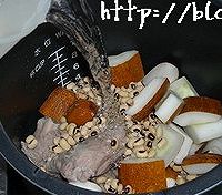 老黄瓜眉豆猪骨汤的做法图解3