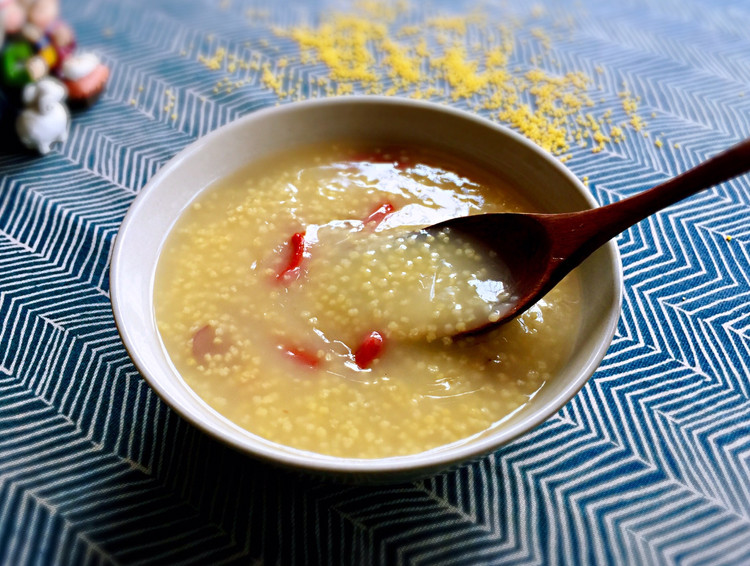 绵软香浓的小米红枣枸杞粥的做法