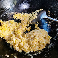 【家常菜】豌豆黄瓜玉米粒蛋炒饭的做法图解3