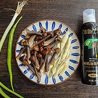 滋补鲜美家常菜——油焖鸡枞菌的做法图解1