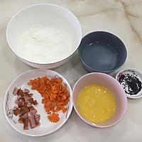 胡萝卜脆肠香软鸡蛋饼的做法图解1